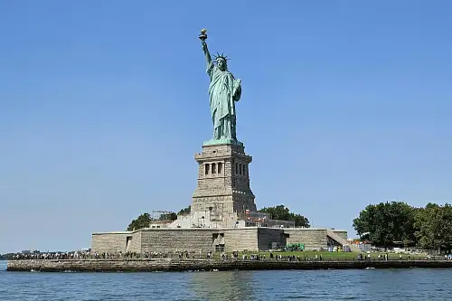 Statue of Liberty and Ellis Island Spanish Guided and Self-Guided Tour Options